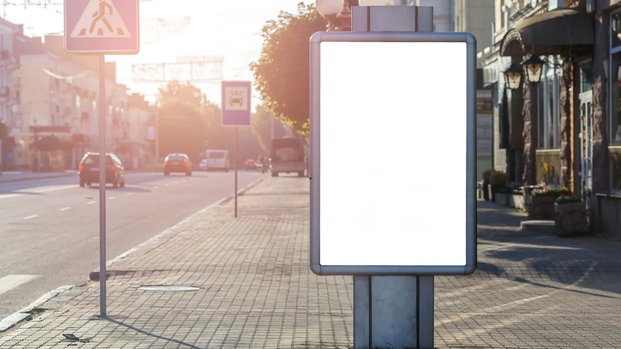 Hasil Cetak Neon Box Pecah atau Kusam? Ini Kesalahan Umum Pemilihan Bahan yang Merugikan Bisnis Anda