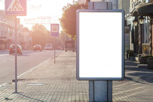 Hasil Cetak Neon Box Pecah atau Kusam? Ini Kesalahan Umum Pemilihan Bahan yang Merugikan Bisnis Anda